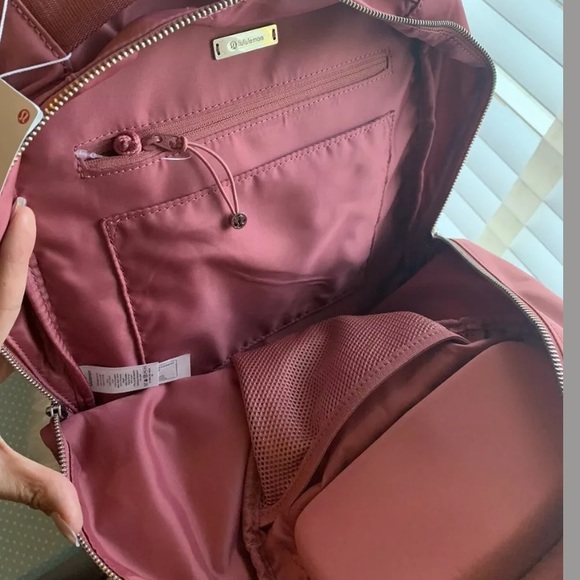 LULULEMON OUT OF RANGE 🎒 20L - Picture 7 of 9